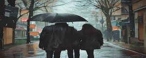 雨中街道，两人背影，一人为另一人撑伞，象征虐恋1v1 po文中的情感张力与牺牲主题